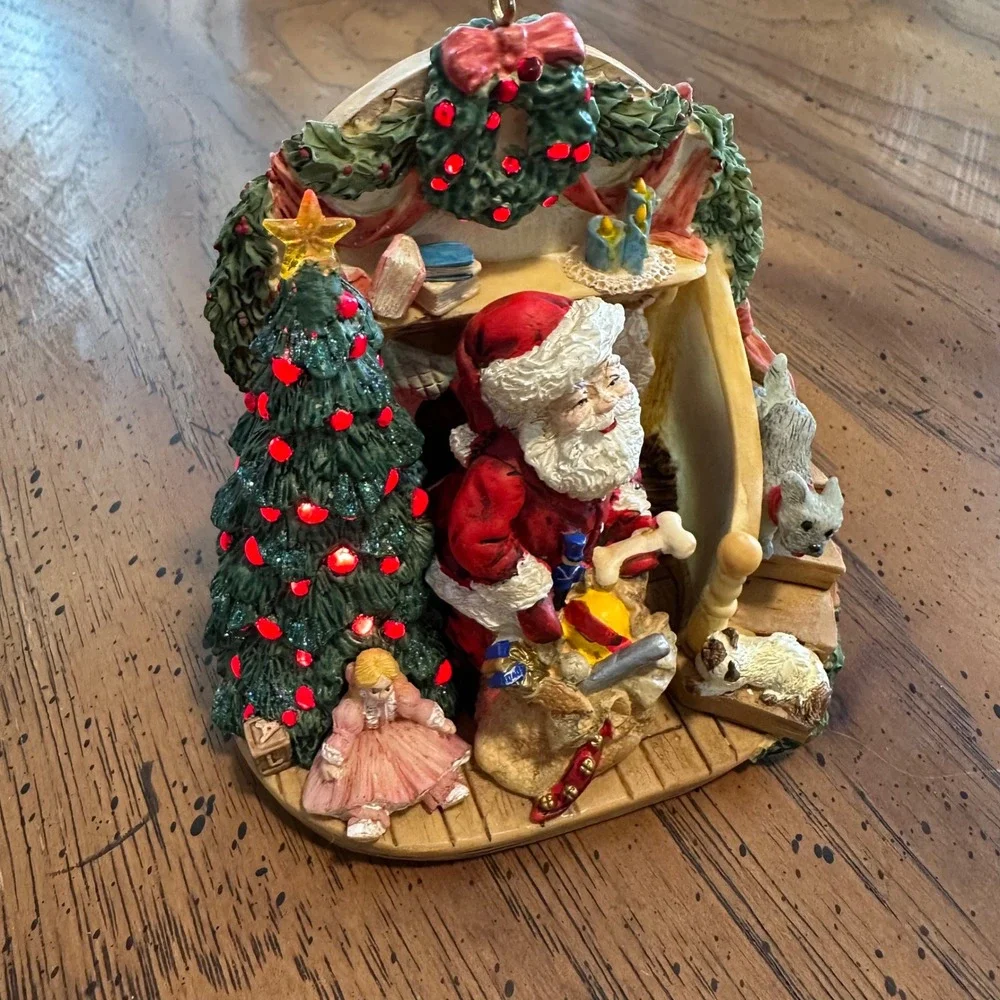 Hallmark Keepsake Magic A Glimpse‎ of Santa Christmas Ornament Features Light